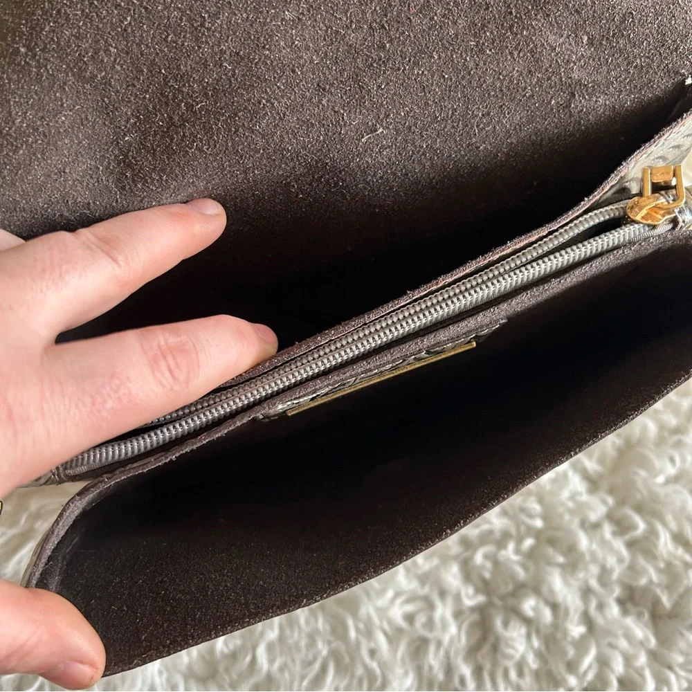 🔴 3/$15! Street Level Grey/Silver Embossed Foldover Crossbody Handbag - Picture 4 of 8